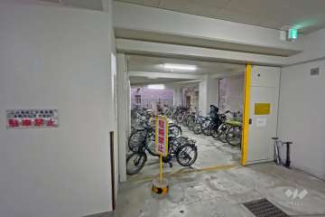 屋内に設けられた駐輪場