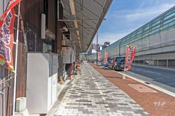 敷地の南西側前面道路（北西側から）