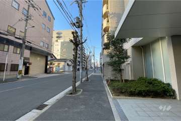 敷地南東側の前面道路（北東側から）