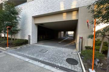 駐車場の出入り口（ロボットゲート付き）・敷地内駐車場（屋内機械式）