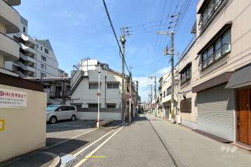 敷地北側の前面道路（東側から）