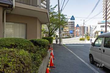 敷地北側の前面道路（東側から）