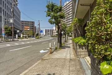 敷地南西側の前面道路（南東側から）