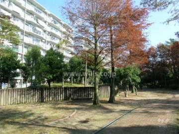 箕面粟生第４住宅２棟の南側の公園