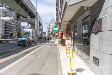 敷地西側の前面道路