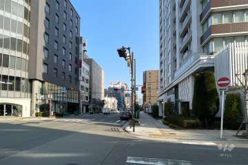 敷地西側の前面道路