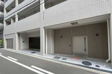 駐車場出入り口（リングシャッター付き）と駐輪場の出入り口