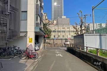 敷地北側の前面道路（東側から）