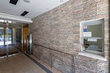 エントランスはオートロック付きです。