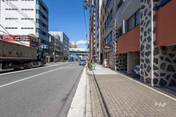 敷地西側の前面道路