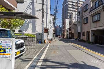 敷地南西側の前面道路（北西側から）