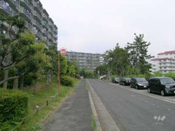 敷地の南側は、第六中学校です。