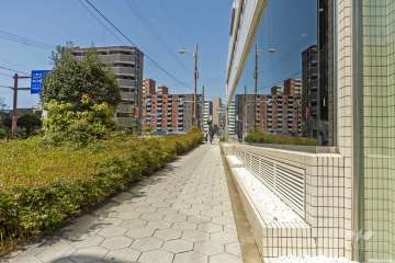 敷地の南側前面道路は本町通です（東側から）。