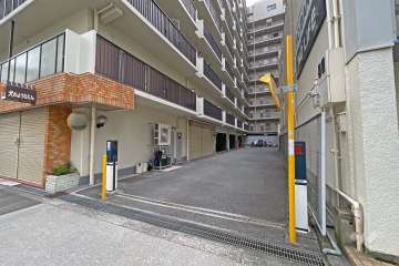駐車場の出入口（ロボットゲート付）