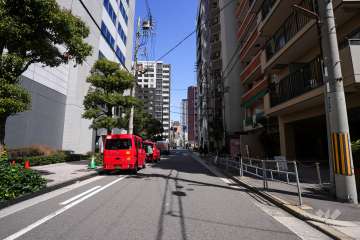敷地北西側の前面道路（南西側から）