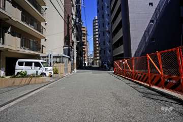 敷地南東側の前面道路（南西側から）