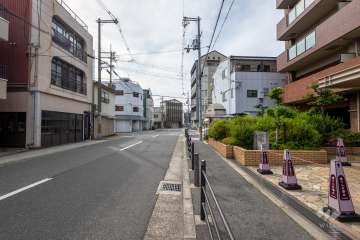 敷地の南西側前面道路（南東側から）