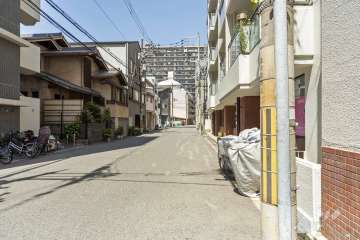 敷地南西側の前面道路（南東側から）