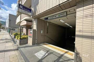 近くにはドーム前千代崎駅の入口があります。