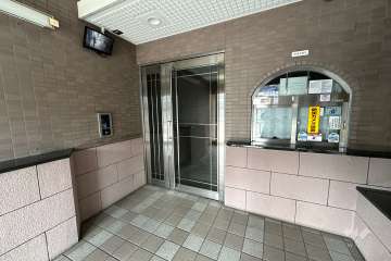 エントランスはオートロック付きです。