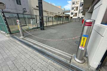 駐車場の出入り口（ロボットゲート付き）