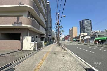 敷地東側の前面道路（南側から）