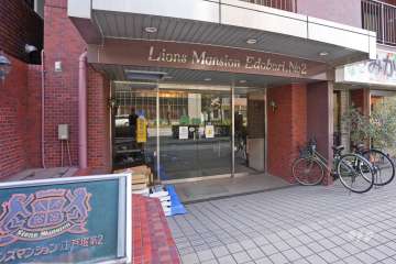 銘板とエントランス