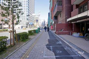 敷地北側の前面道路（西側から）