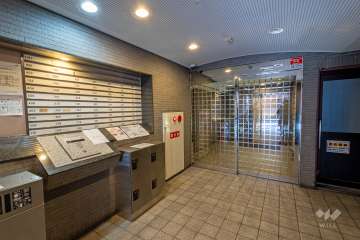 エントランスはオートロック・宅配ボックス付きです。