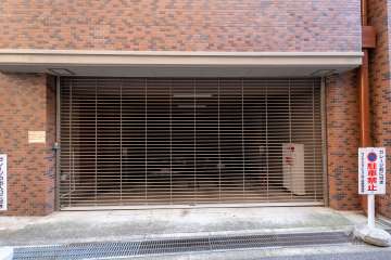 駐車場の出入り口（リングシャッター付き）