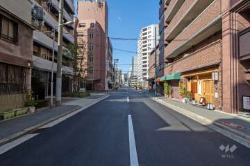 敷地西側の前面道路（南側から）