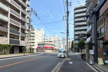 敷地西側の前面道路（南側から）