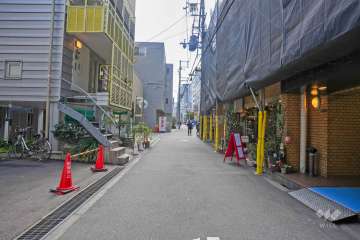 敷地東側前面道路は籠屋町筋です（北側から）。