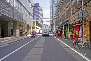 敷地北側の前面道路は江戸堀北通です（西側から）。