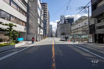 敷地北西側の前面道路（南西側から）
