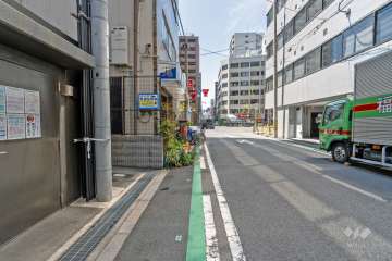 敷地の北側前面道路（東側から）を西へ少し進むと「なにわ筋」に出ます。