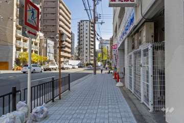 敷地北東側の前面道路（北西側から）