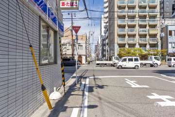 敷地南東側の前面道路（南西側から）