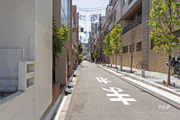 敷地北西側の前面道路（北東側から）