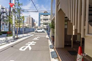 敷地北西側の前面道路（南西側から）