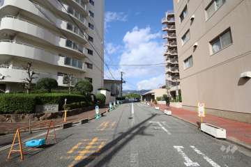 敷地東側の前面道路（南側から）