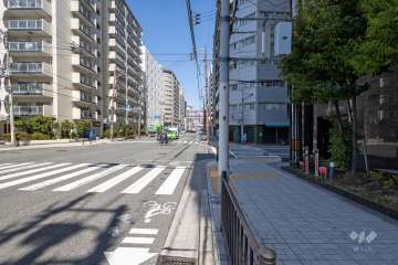 敷地西側の前面道路　