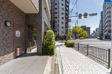 敷地南西側の前面道路（北西側から）