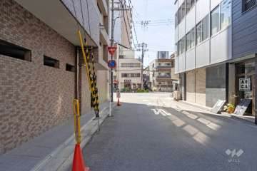 敷地北西側の前面道路（北東側から）