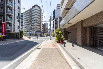 敷地南東側の前面道路（北東側から）