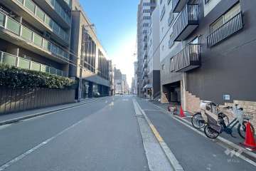 敷地北側の前面道路（西側から）