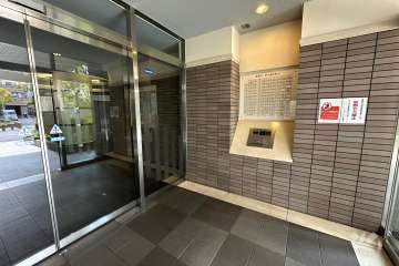 エントランスはオートロック付きです。