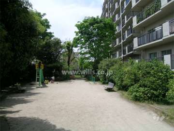 敷地南側にある緑豊かな公園。遊具も設置されています。