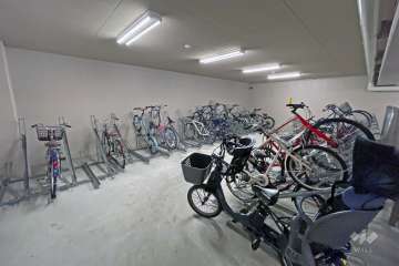 屋内に設けられた駐輪場とバイク置場