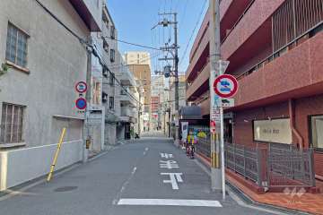 敷地西側の前面道路（南側から）